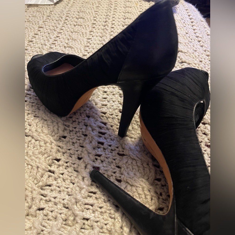 Vince‎ Camuto Chiffon pleading material on the entire shoe heels women's size 9B